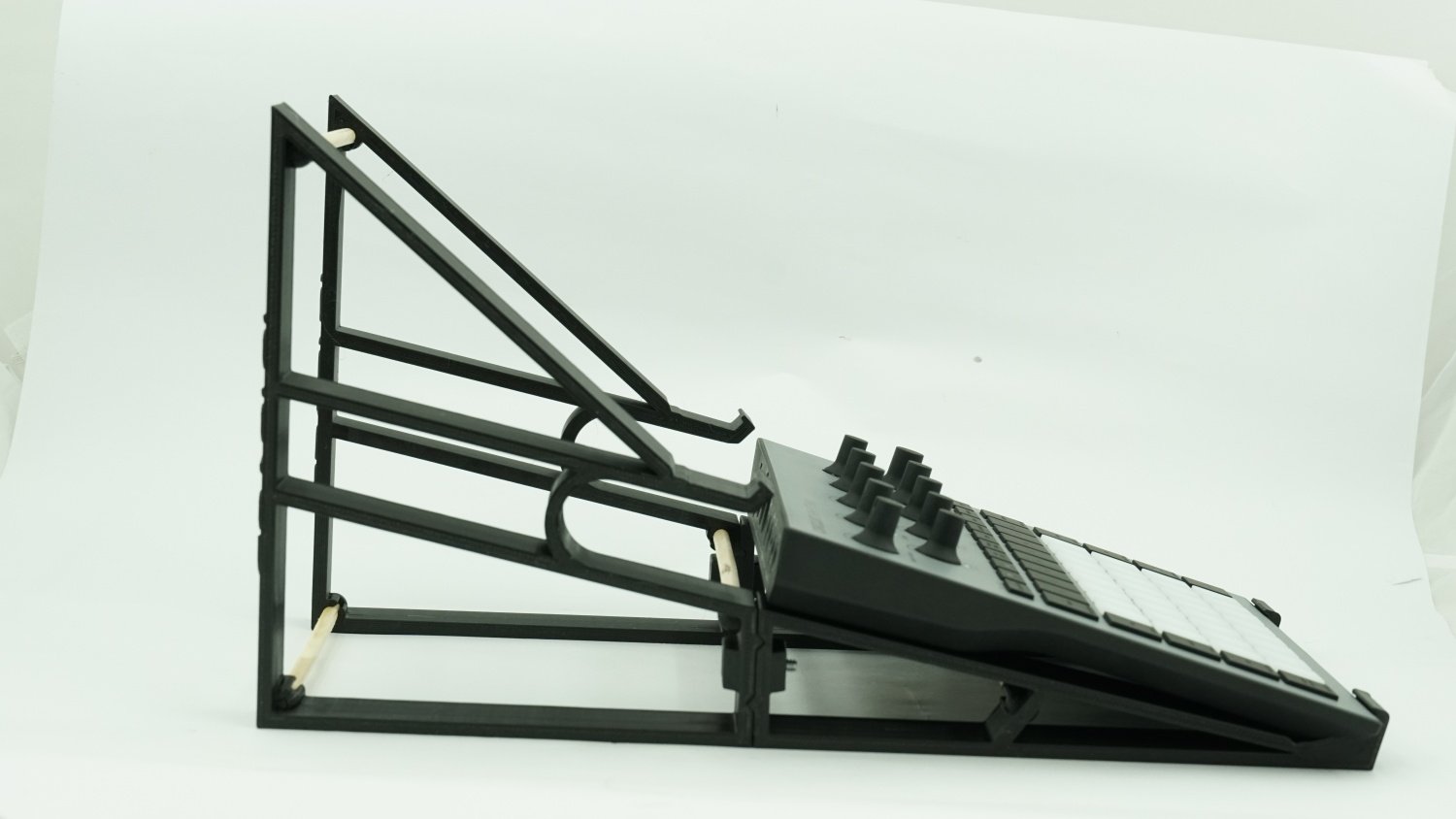 NOVATION DUAL CIRCUIT STAND - Image 14